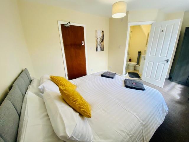 Cannock House ~ 4 Bedrooms All With Ensuite. Rugeley Εξωτερικό φωτογραφία
